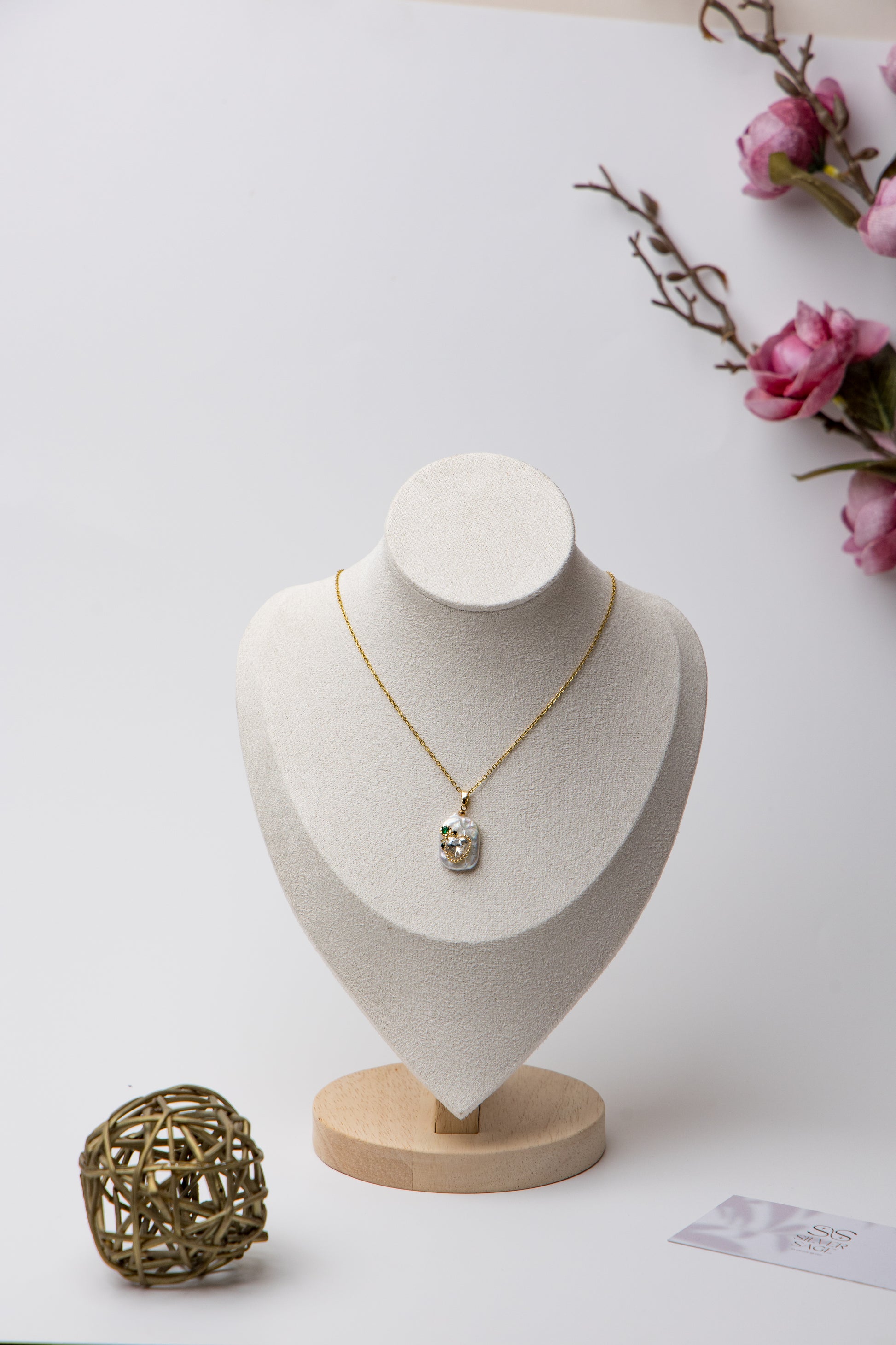 Romantic and radiant, this heart-shaped opaline pendant rests among seawater pearls. A tender piece with celestial charm.