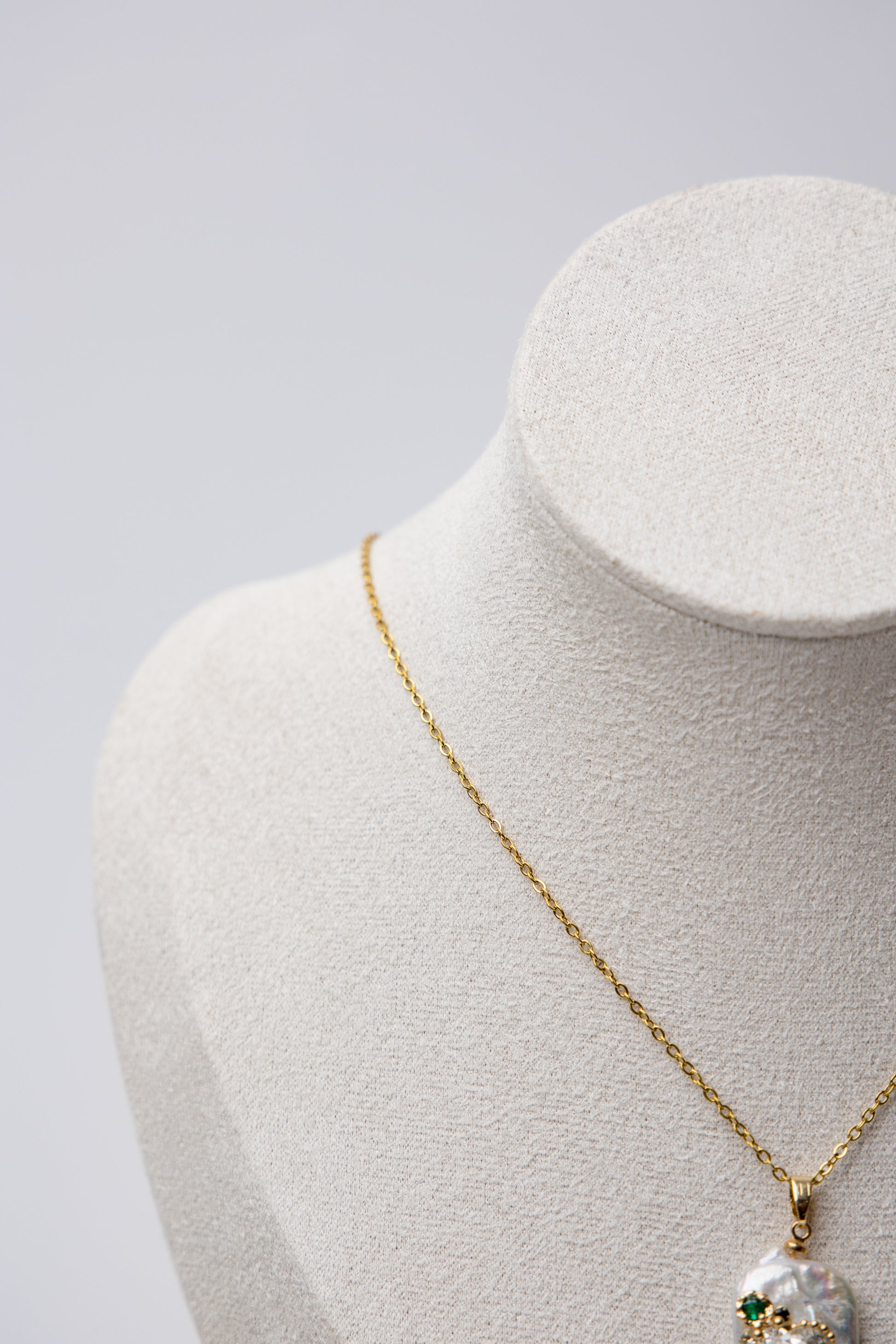 Romantic and radiant, this heart-shaped opaline pendant rests among seawater pearls. A tender piece with celestial charm.