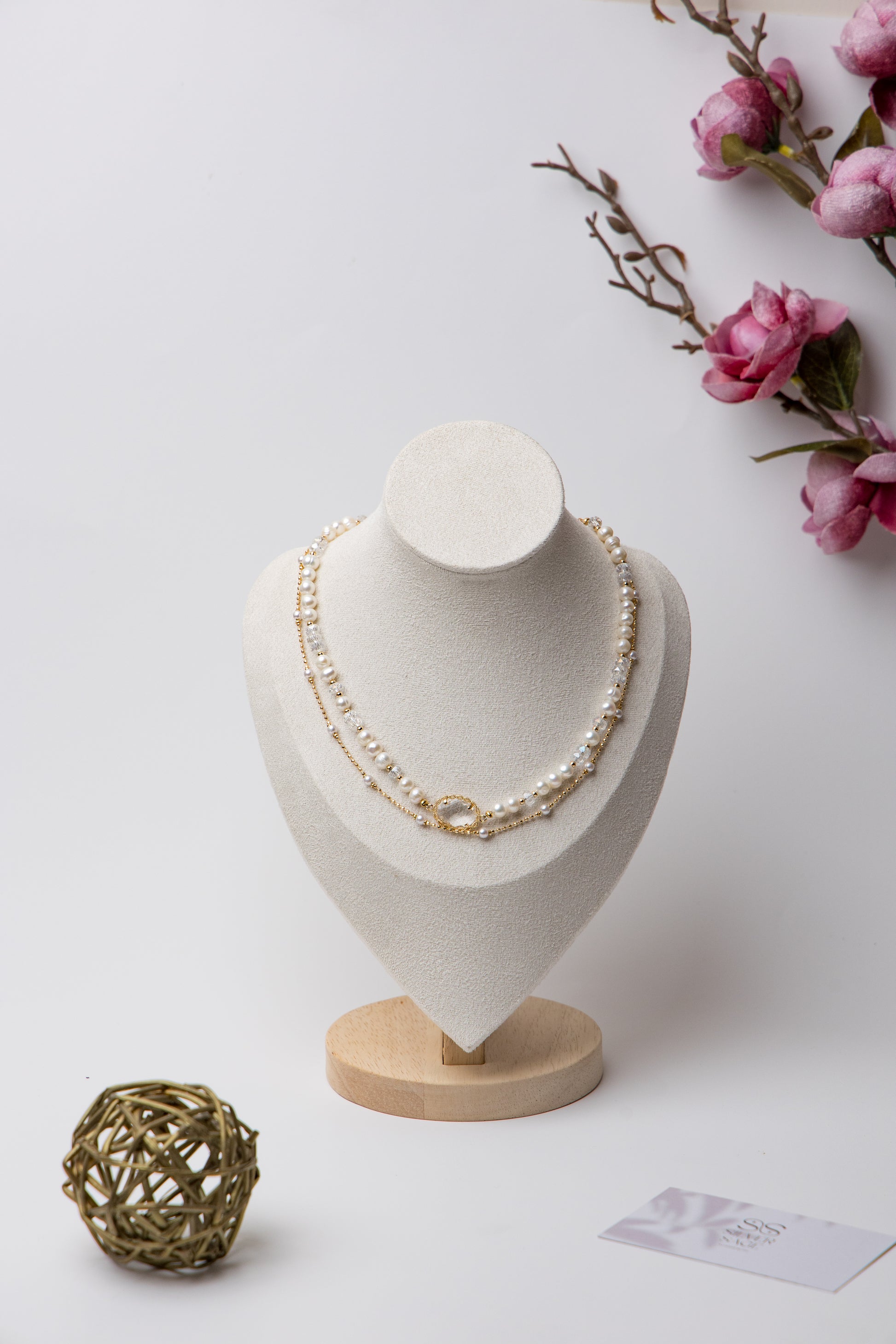 Classic and modern combine in this double-layer pearl necklace with golden accents. A refined essential for both casual and formal wear.