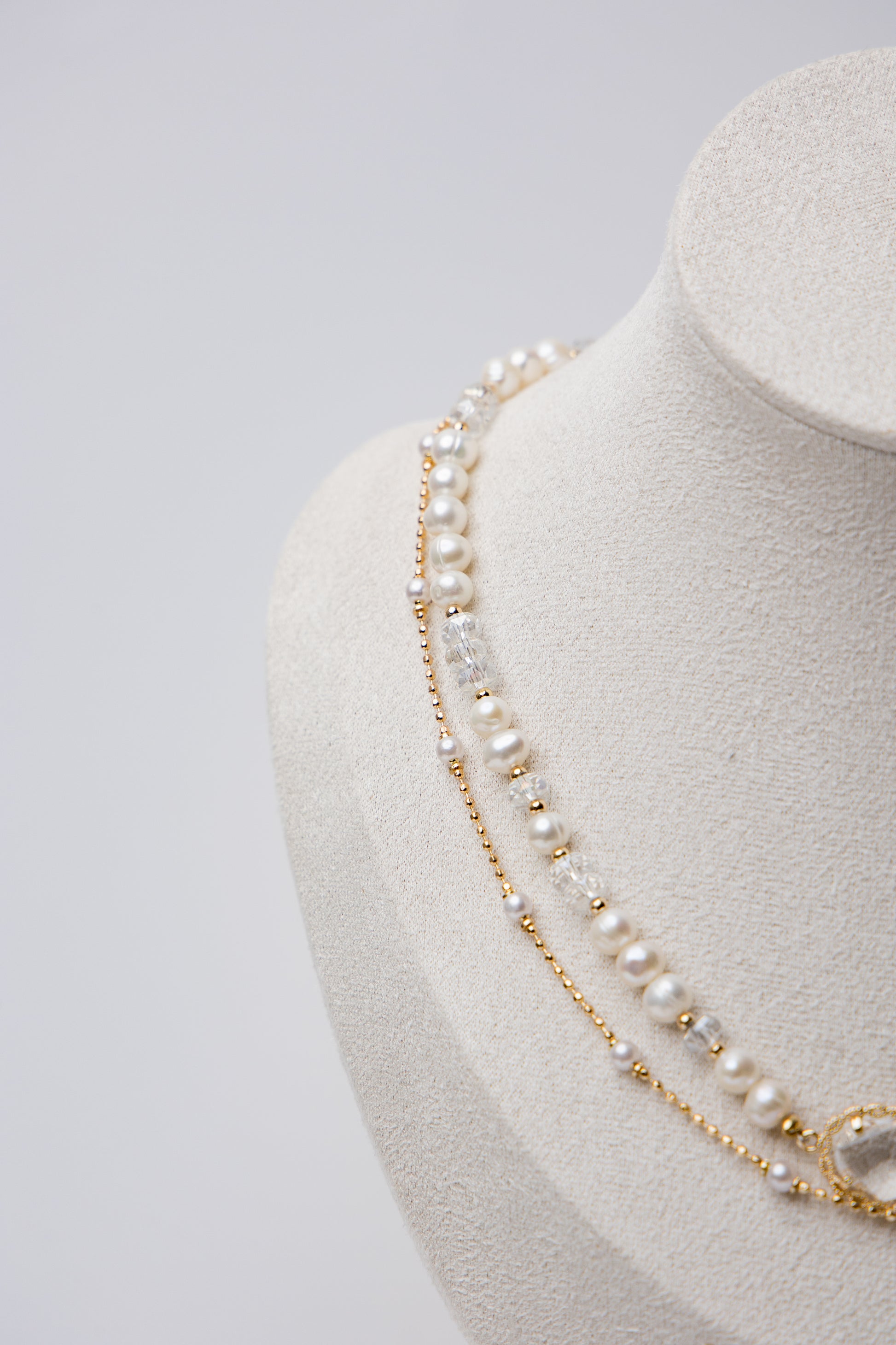 Classic and modern combine in this double-layer pearl necklace with golden accents. A refined essential for both casual and formal wear.
