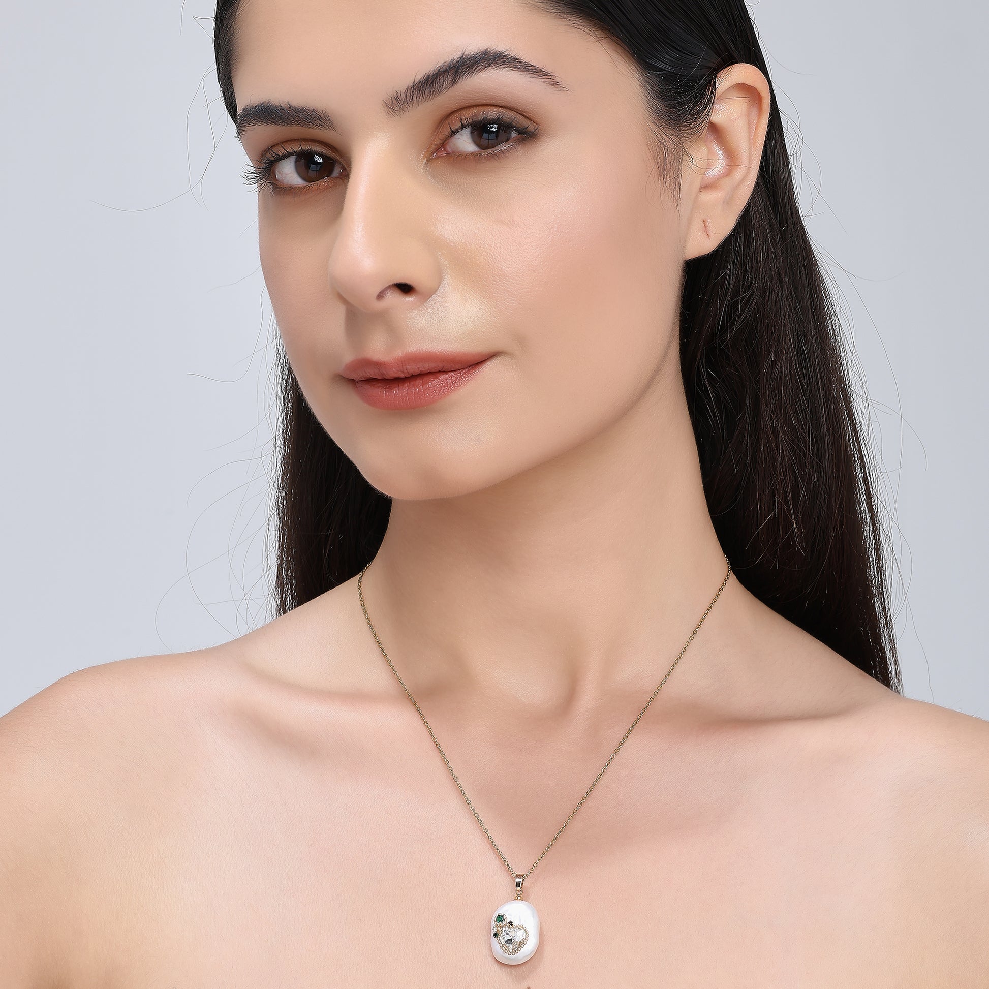 Romantic and radiant, this heart-shaped opaline pendant rests among seawater pearls. A tender piece with celestial charm.