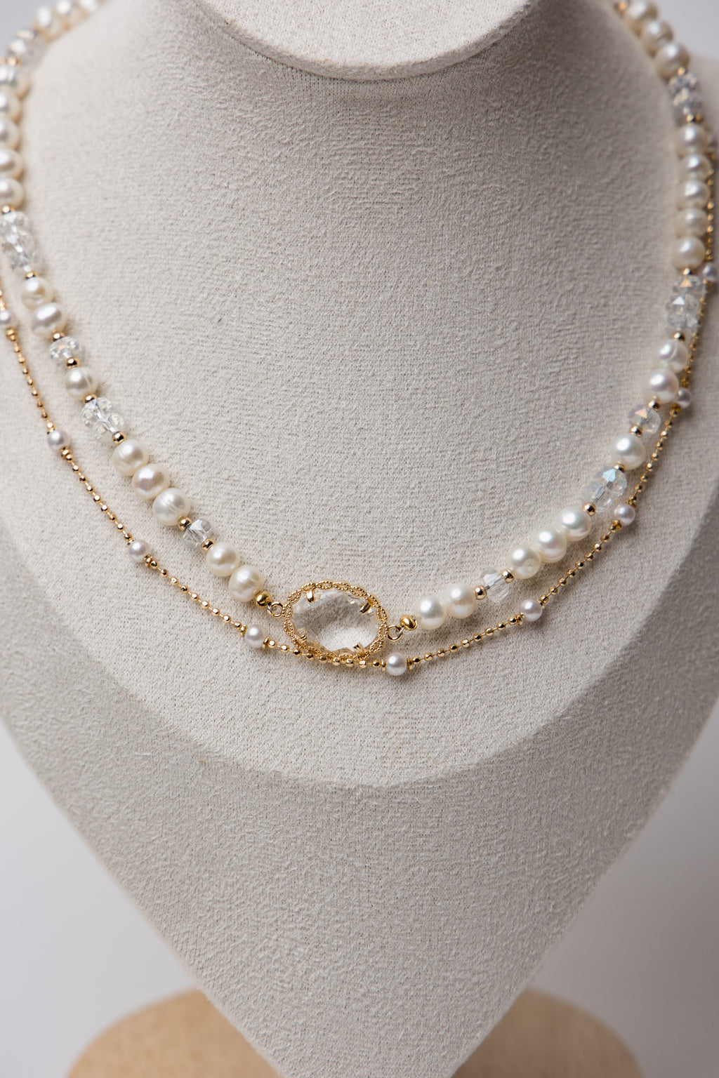Classic and modern combine in this double-layer pearl necklace with golden accents. A refined essential for both casual and formal wear.