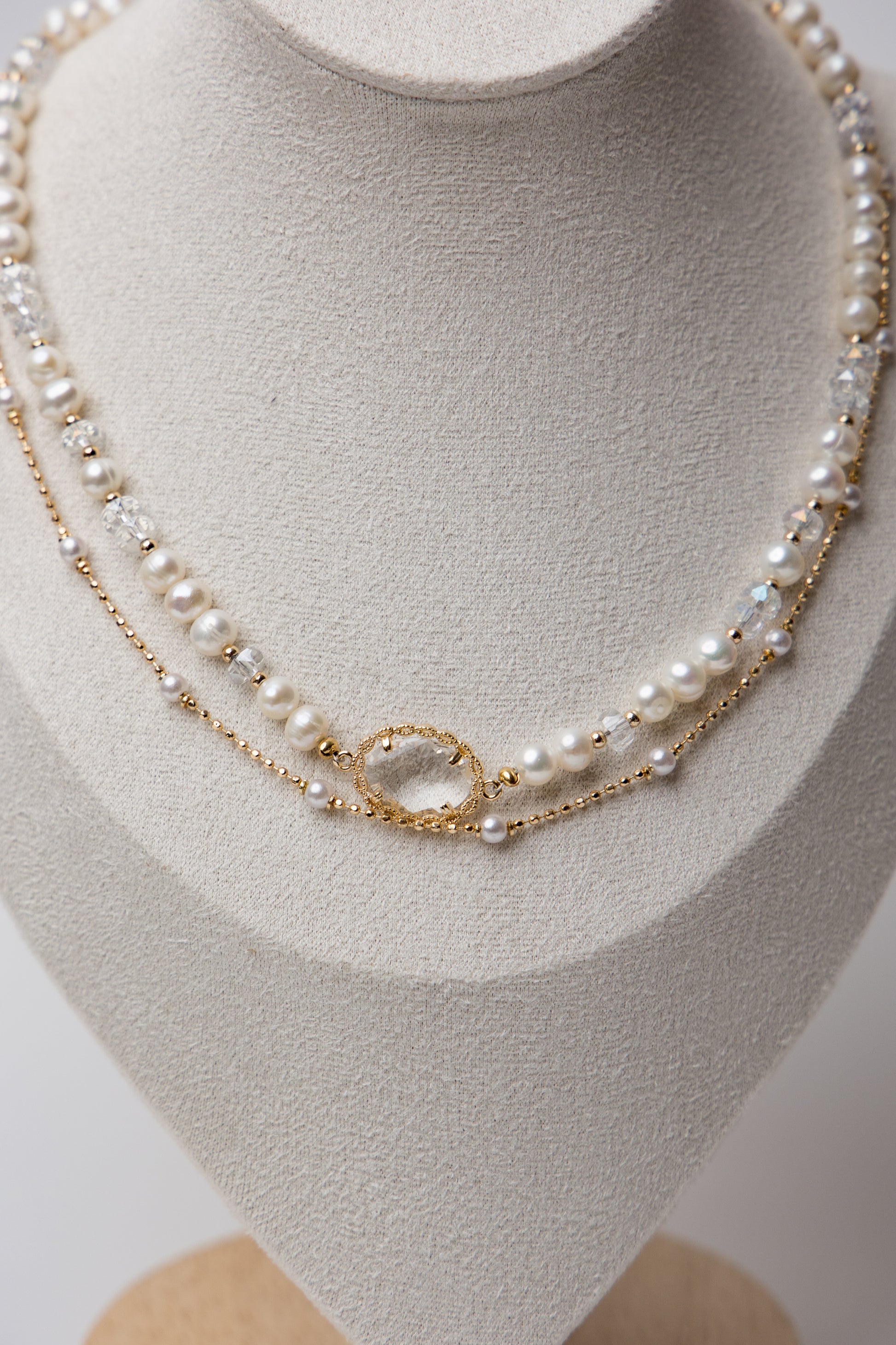 Classic and modern combine in this double-layer pearl necklace with golden accents. A refined essential for both casual and formal wear.
