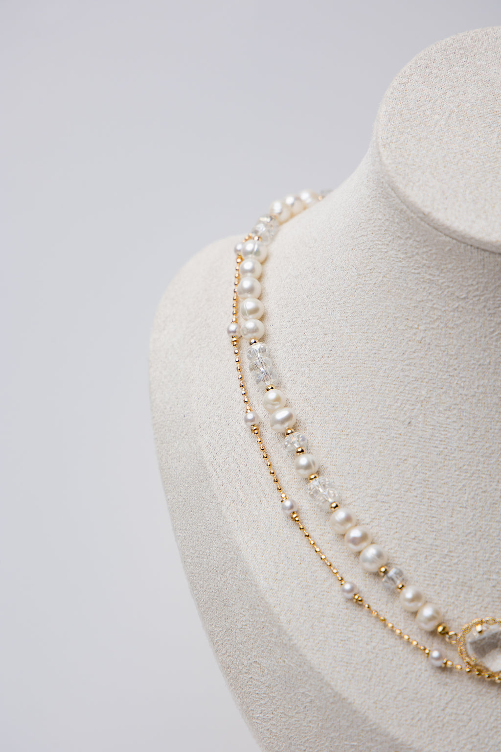 Classic and modern combine in this double-layer pearl necklace with golden accents. A refined essential for both casual and formal wear.