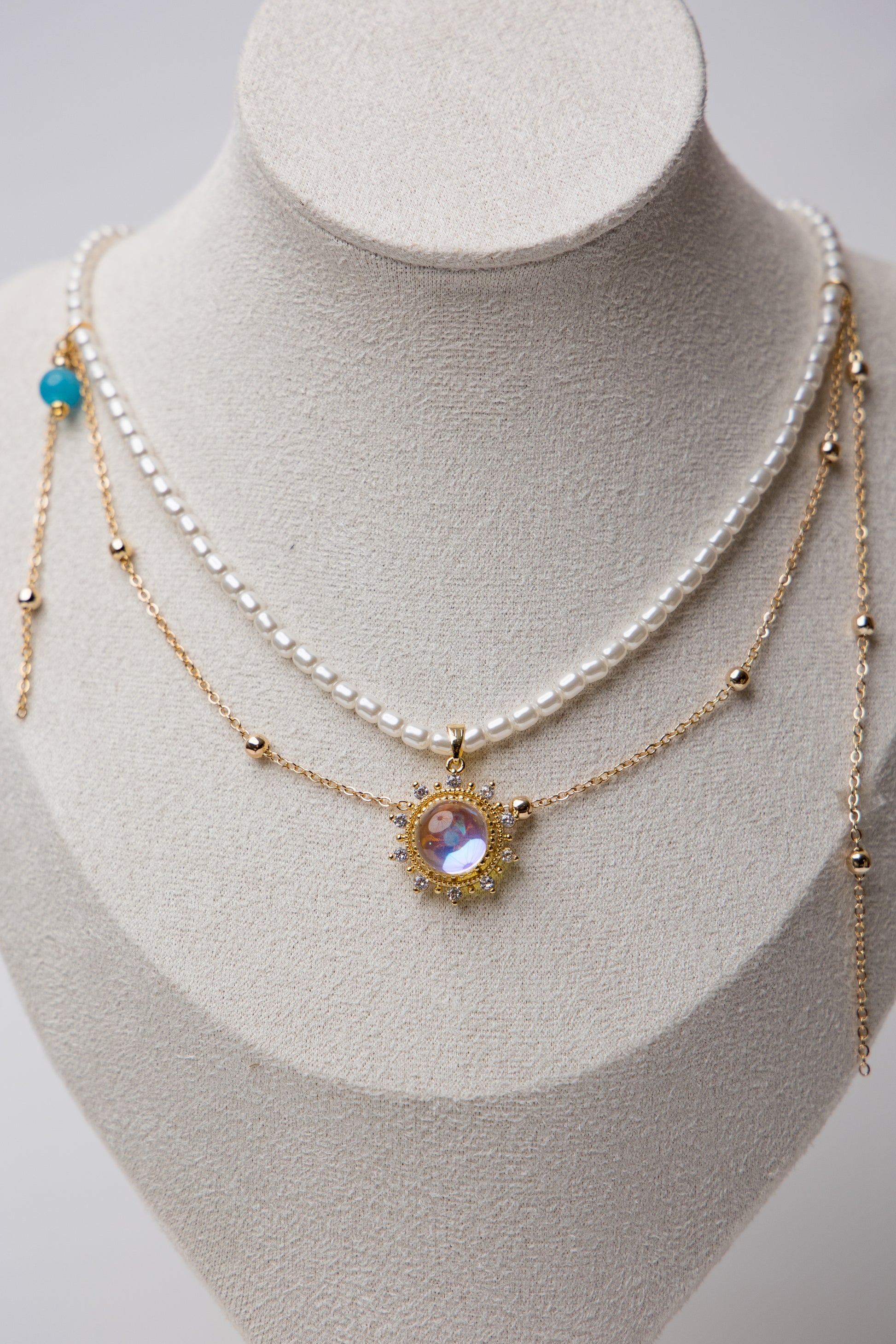 Three radiant layers of pearls, turquoise, and a sunburst crystal create a complete, luminous look. Your go-to showstopper for glowing sophistication.