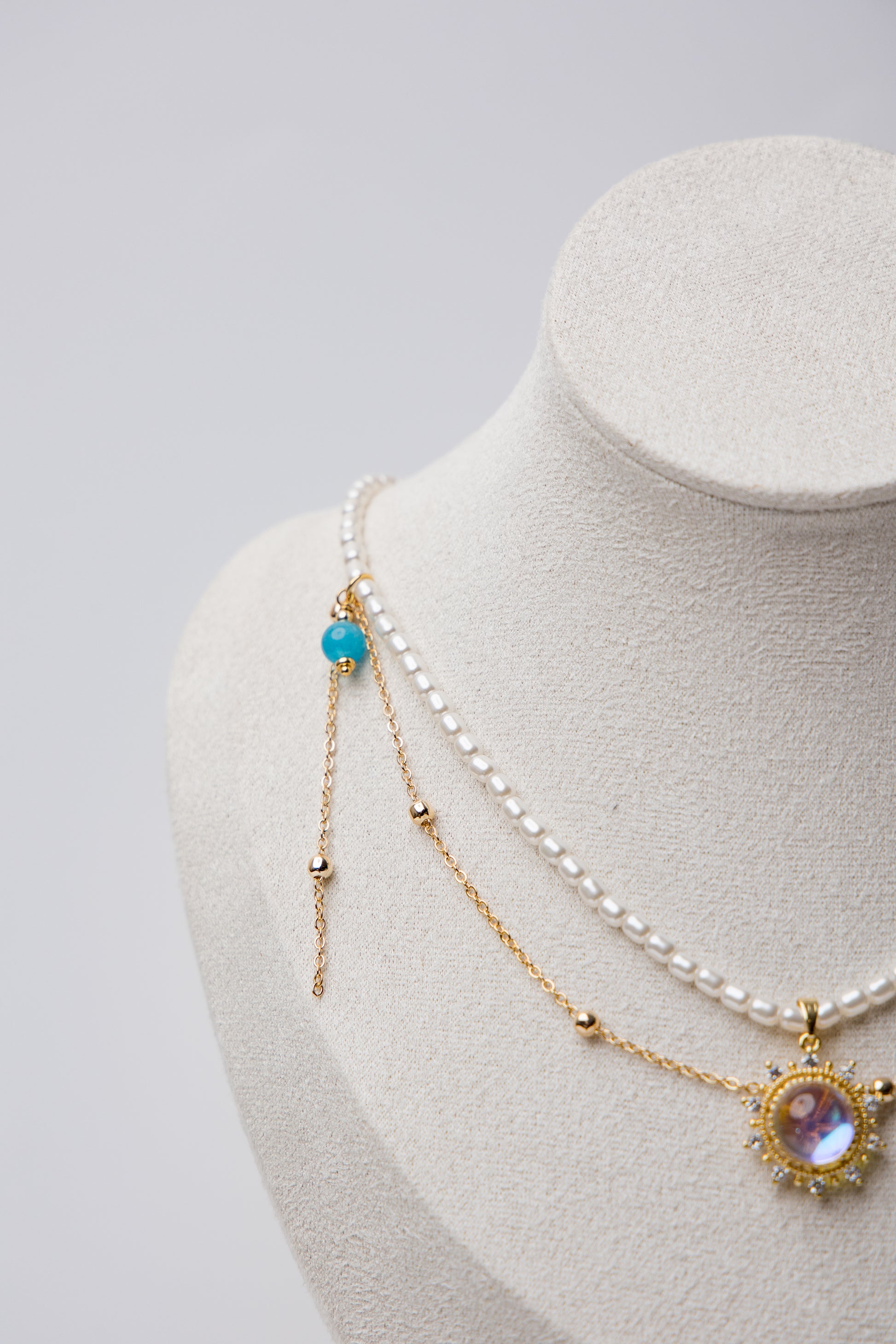 Three radiant layers of pearls, turquoise, and a sunburst crystal create a complete, luminous look. Your go-to showstopper for glowing sophistication.