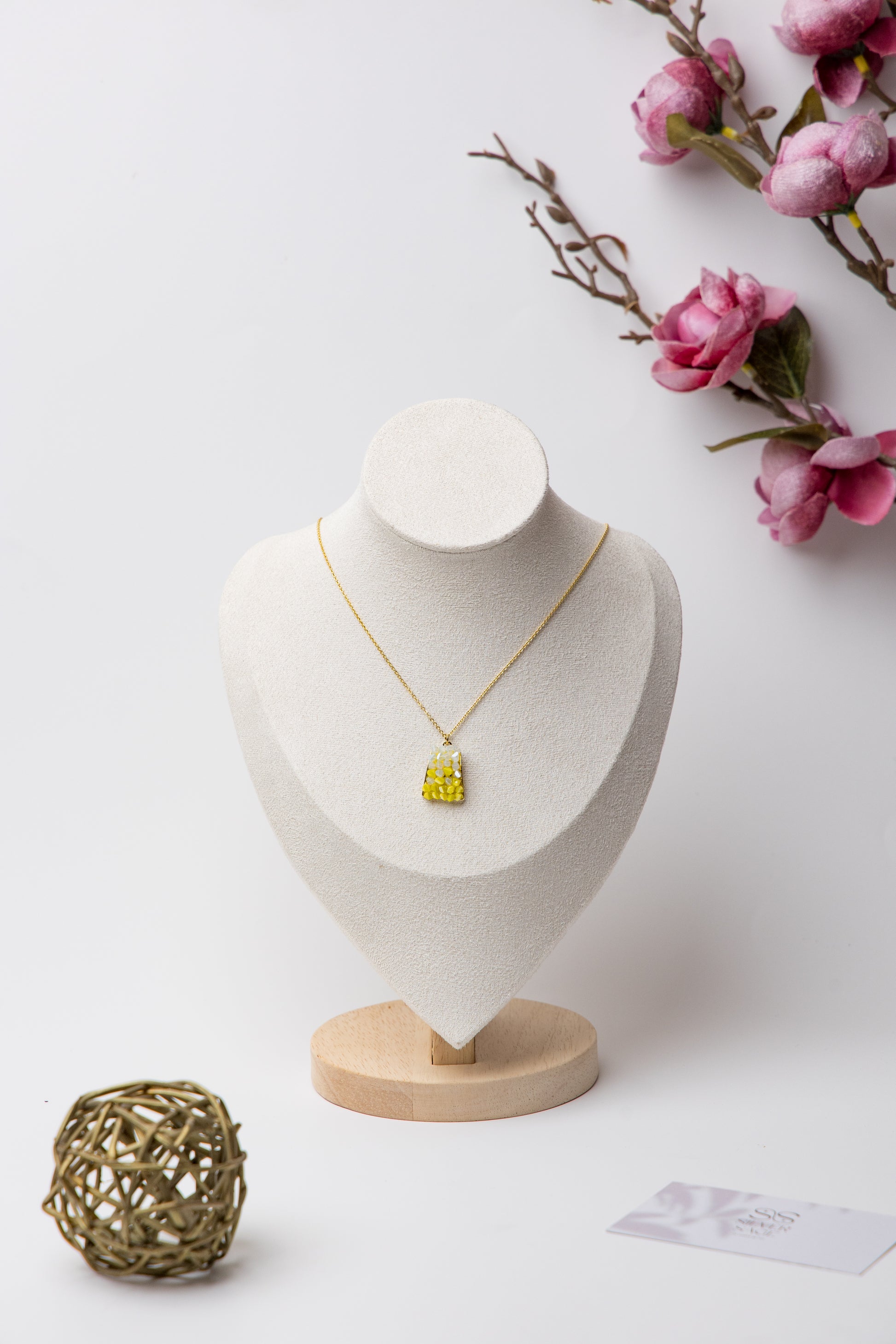 Brighten up your jewelry game with the Mosaic Gemstone Necklace in Sunshine Yellow. Featuring a handcrafted mosaic-style pendant with warm white and yellow gemstone pieces.