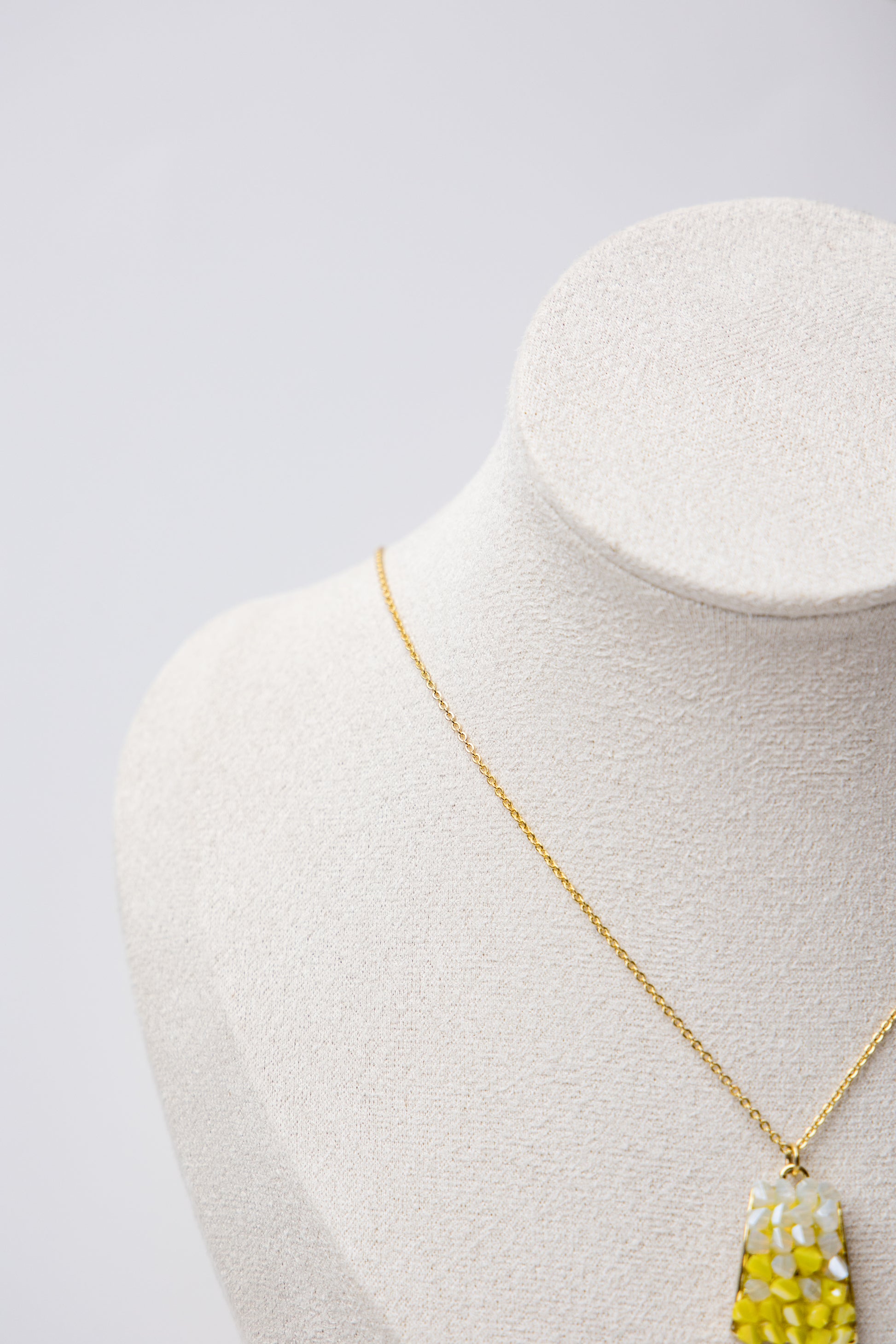 Brighten up your jewelry game with the Mosaic Gemstone Necklace in Sunshine Yellow. Featuring a handcrafted mosaic-style pendant with warm white and yellow gemstone pieces.