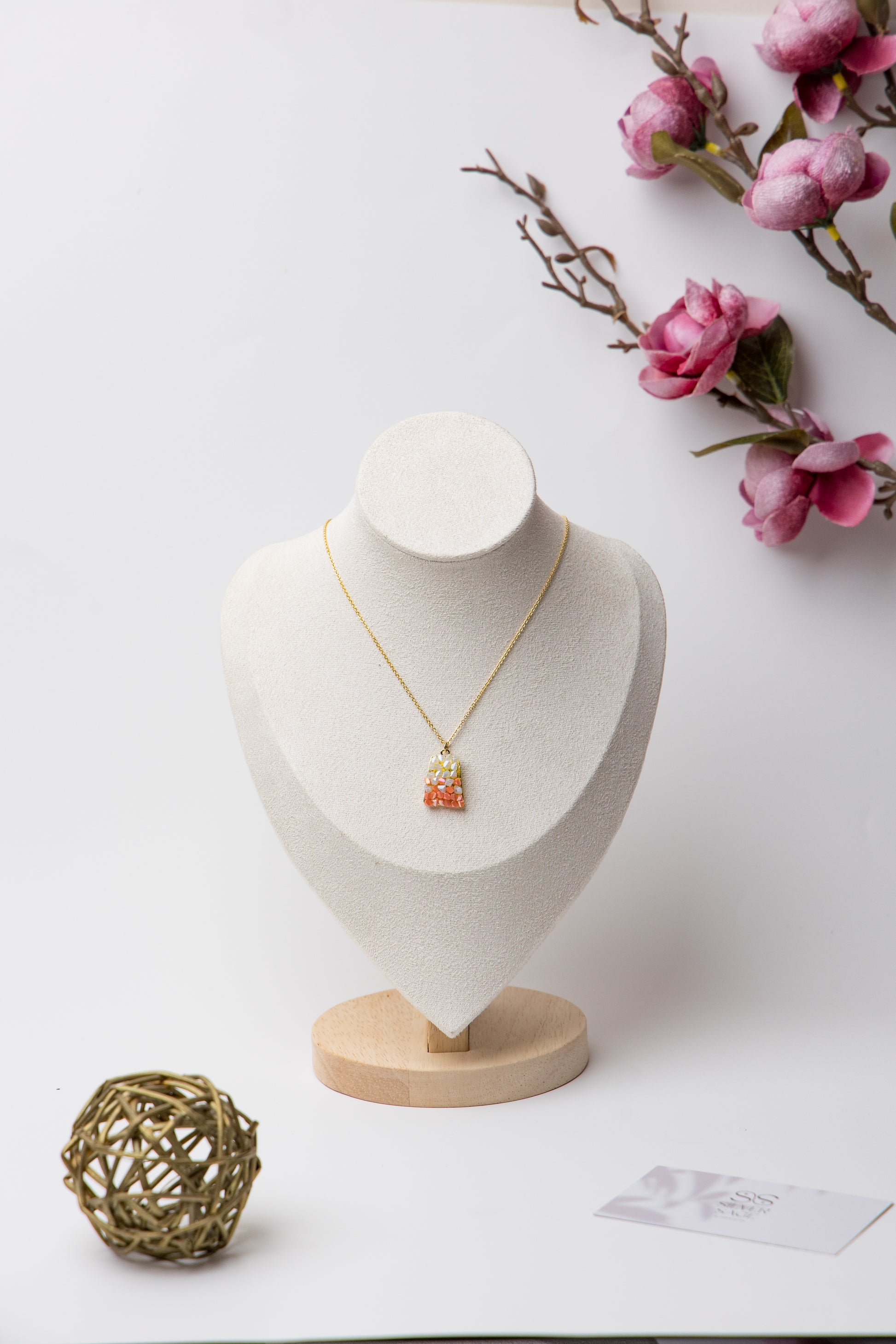 Crafted with a unique blend of colorful gemstone shards set in a modern teardrop base, this necklace exudes bold elegance.&nbsp;